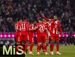 22.11.2025, Fussball Bundesliga 2025/2026, 11.Spieltag, FC Bayern M�nchen - SC Freiburg, in der Allianz-Arena M�nchen, Torjubel, Luis Diaz (FC Bayern M�nchen), Nicolas Jackson (FC Bayern M�nchen), Wisdom Mike (FC Bayern M�nchen), Tom Bischof (Bayern M�nchen), Jonathan Tah (FC Bayern M�nchen) 