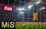 22.11.2025, Fussball Bundesliga 2025/2026, 11.Spieltag, FC Bayern M�nchen - SC Freiburg, in der Allianz-Arena M�nchen, Torwart Noah Atubolu (SC Freiburg) hat wieder ein Gegentor bekommen.