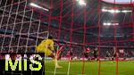 22.11.2025, Fussball Bundesliga 2025/2026, 11.Spieltag, FC Bayern M�nchen - SC Freiburg, in der Allianz-Arena M�nchen, Torschuss zum 2:2 von Michael Olise (mitte, FC Bayern M�nchen) gegen Torwart Noah Atubolu (SC Freiburg) 