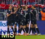 22.11.2025, Fussball Bundesliga 2025/2026, 11.Spieltag, FC Bayern M�nchen - SC Freiburg, in der Allianz-Arena M�nchen, Torjubel Lucas H�ler (SC Freiburg), Yuito Suzuki (SC Freiburg) , Philipp Treu (SC Freiburg) 