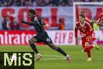 22.11.2025, Fussball Bundesliga 2025/2026, 11.Spieltag, FC Bayern M�nchen - SC Freiburg, in der Allianz-Arena M�nchen, Johan Manzambi (SC Freiburg) am Ball 
