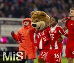 22.11.2025, Fussball Bundesliga 2025/2026, 11.Spieltag, FC Bayern M�nchen - SC Freiburg, in der Allianz-Arena M�nchen, Schlussjubel, v.li: Lennart Karl (FC Bayern M�nchen), Maskottchen Berni, Wisdom Mike (FC Bayern M�nchen)  