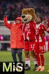 22.11.2025, Fussball Bundesliga 2025/2026, 11.Spieltag, FC Bayern M�nchen - SC Freiburg, in der Allianz-Arena M�nchen, Schlussjubel, v.li: Lennart Karl (FC Bayern M�nchen), Maskottchen Berni, Wisdom Mike (FC Bayern M�nchen)  