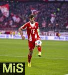 22.11.2025, Fussball Bundesliga 2025/2026, 11.Spieltag, FC Bayern M�nchen - SC Freiburg, in der Allianz-Arena M�nchen, Tom Bischof (Bayern M�nchen) am Ball 