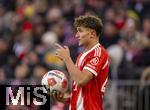 22.11.2025, Fussball Bundesliga 2025/2026, 11.Spieltag, FC Bayern M�nchen - SC Freiburg, in der Allianz-Arena M�nchen, Tom Bischof (Bayern M�nchen) Einwurf.