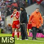 22.11.2025, Fussball Bundesliga 2025/2026, 11.Spieltag, FC Bayern M�nchen - SC Freiburg, in der Allianz-Arena M�nchen, v.li: Aleksandar Pavlovic (Bayern M�nchen)  mit Trainer Vincent Kompany (FC Bayern M�nchen) am Spielfeldrand.