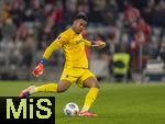 22.11.2025, Fussball Bundesliga 2025/2026, 11.Spieltag, FC Bayern M�nchen - SC Freiburg, in der Allianz-Arena M�nchen, Torwart Noah Atubolu (SC Freiburg) Abschlag