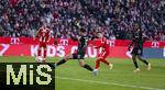 22.11.2025, Fussball Bundesliga 2025/2026, 11.Spieltag, FC Bayern M�nchen - SC Freiburg, in der Allianz-Arena M�nchen, Torschuss zum 1:2 von Lennart Karl (re, FC Bayern M�nchen) gegen Max Rosenfelder (SC Freiburg) 