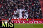 22.11.2025, Fussball Bundesliga 2025/2026, 11.Spieltag, FC Bayern M�nchen - SC Freiburg, in der Allianz-Arena M�nchen, Umgedrehtes Telekom-T f�r Werbung f�r einen aktuellen Film auf Magenta TV.