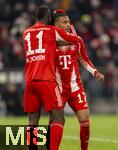 22.11.2025, Fussball Bundesliga 2025/2026, 11.Spieltag, FC Bayern M�nchen - SC Freiburg, in der Allianz-Arena M�nchen, Torjubel, v.li: Nicolas Jackson (FC Bayern M�nchen), Michael Olise (FC Bayern M�nchen), 