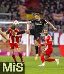 22.11.2025, Fussball Bundesliga 2025/2026, 11.Spieltag, FC Bayern M�nchen - SC Freiburg, in der Allianz-Arena M�nchen, v.re: Lucas H�ler (SC Freiburg) gegen Leon Goretzka (FC Bayern M�nchen) 