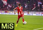 22.11.2025, Fussball Bundesliga 2025/2026, 11.Spieltag, FC Bayern M�nchen - SC Freiburg, in der Allianz-Arena M�nchen, Tom Bischof (Bayern M�nchen) am Ball 