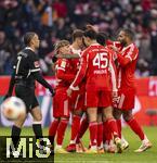 22.11.2025, Fussball Bundesliga 2025/2026, 11.Spieltag, FC Bayern M�nchen - SC Freiburg, in der Allianz-Arena M�nchen, Torjubel Lennart Karl (FC Bayern M�nchen), Aleksandar Pavlovic (Bayern M�nchen) , Jonathan Tah (FC Bayern M�nchen) 