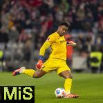 22.11.2025, Fussball Bundesliga 2025/2026, 11.Spieltag, FC Bayern M�nchen - SC Freiburg, in der Allianz-Arena M�nchen, Torwart Noah Atubolu (SC Freiburg) Abschlag