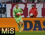 22.11.2025, Fussball Bundesliga 2025/2026, 11.Spieltag, FC Bayern M�nchen - SC Freiburg, in der Allianz-Arena M�nchen, Torwart Manuel Neuer (FC Bayern M�nchen) hat den Ball 