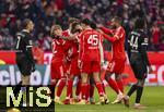 22.11.2025, Fussball Bundesliga 2025/2026, 11.Spieltag, FC Bayern M�nchen - SC Freiburg, in der Allianz-Arena M�nchen, Torjubel Lennart Karl (FC Bayern M�nchen), Aleksandar Pavlovic (Bayern M�nchen) , Jonathan Tah (FC Bayern M�nchen) 
