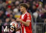 22.11.2025, Fussball Bundesliga 2025/2026, 11.Spieltag, FC Bayern M�nchen - SC Freiburg, in der Allianz-Arena M�nchen, Tom Bischof (Bayern M�nchen) Einwurf.