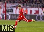 22.11.2025, Fussball Bundesliga 2025/2026, 11.Spieltag, FC Bayern M�nchen - SC Freiburg, in der Allianz-Arena M�nchen, Lennart Karl (FC Bayern M�nchen) am Ball 