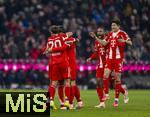 22.11.2025, Fussball Bundesliga 2025/2026, 11.Spieltag, FC Bayern M�nchen - SC Freiburg, in der Allianz-Arena M�nchen, Torjubel Tom Bischof (Bayern M�nchen), Jonathan Tah (FC Bayern M�nchen), Min-jae Kim (Bayern M�nchen, Minjae Kim) 