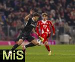 22.11.2025, Fussball Bundesliga 2025/2026, 11.Spieltag, FC Bayern M�nchen - SC Freiburg, in der Allianz-Arena M�nchen, Lennart Karl (FC Bayern M�nchen) gegen Maximilian Eggestein (li, SC Freiburg) 