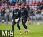 22.11.2025, Fussball Bundesliga 2025/2026, 11.Spieltag, FC Bayern M�nchen - SC Freiburg, in der Allianz-Arena M�nchen, v.li: Torwart Florian M�ller (SC Freiburg) und Torwart Noah Atubolu (SC Freiburg) beim Aufw�rmen.