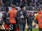 22.11.2025, Fussball Bundesliga 2025/2026, 11.Spieltag, FC Bayern M�nchen - SC Freiburg, in der Allianz-Arena M�nchen, Luis Diaz (FC Bayern M�nchen) beim Aufw�rmen mit umgedrehten Telekom T.