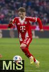 22.11.2025, Fussball Bundesliga 2025/2026, 11.Spieltag, FC Bayern M�nchen - SC Freiburg, in der Allianz-Arena M�nchen, Lennart Karl (FC Bayern M�nchen) am Ball 