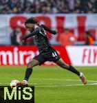 22.11.2025, Fussball Bundesliga 2025/2026, 11.Spieltag, FC Bayern M�nchen - SC Freiburg, in der Allianz-Arena M�nchen, Johan Manzambi (SC Freiburg) am Ball 