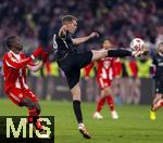 22.11.2025, Fussball Bundesliga 2025/2026, 11.Spieltag, FC Bayern M�nchen - SC Freiburg, in der Allianz-Arena M�nchen, Matthias Ginter (SC Freiburg) Schuss,