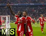 22.11.2025, Fussball Bundesliga 2025/2026, 11.Spieltag, FC Bayern M�nchen - SC Freiburg, in der Allianz-Arena M�nchen, Torjubel, v.li: Dayot Upamecano (FC Bayern M�nchen) mit Jonathan Tah (FC Bayern M�nchen) 