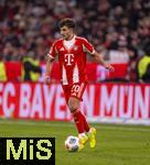 22.11.2025, Fussball Bundesliga 2025/2026, 11.Spieltag, FC Bayern M�nchen - SC Freiburg, in der Allianz-Arena M�nchen, Tom Bischof (Bayern M�nchen) am Ball 