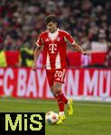 22.11.2025, Fussball Bundesliga 2025/2026, 11.Spieltag, FC Bayern M�nchen - SC Freiburg, in der Allianz-Arena M�nchen, Tom Bischof (Bayern M�nchen) am Ball 