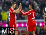 22.11.2025, Fussball Bundesliga 2025/2026, 11.Spieltag, FC Bayern M�nchen - SC Freiburg, in der Allianz-Arena M�nchen, Torjubel,  Tom Bischof (Bayern M�nchen) mit Michael Olise (FC Bayern M�nchen) 