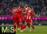 22.11.2025, Fussball Bundesliga 2025/2026, 11.Spieltag, FC Bayern M�nchen - SC Freiburg, in der Allianz-Arena M�nchen, Torjubel,  Tom Bischof (Bayern M�nchen) mit  Min-jae Kim (Bayern M�nchen, Minjae Kim) Jonathan Tah (FC Bayern M�nchen) 