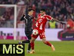 22.11.2025, Fussball Bundesliga 2025/2026, 11.Spieltag, FC Bayern M�nchen - SC Freiburg, in der Allianz-Arena M�nchen, v.re: Luis Diaz (FC Bayern M�nchen) gegen Yuito Suzuki (SC Freiburg) 
