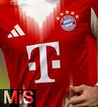 22.11.2025, Fussball Bundesliga 2025/2026, 11.Spieltag, FC Bayern M�nchen - SC Freiburg, in der Allianz-Arena M�nchen, Aleksandar Pavlovic (Bayern M�nchen)  detail Trikot