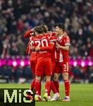 22.11.2025, Fussball Bundesliga 2025/2026, 11.Spieltag, FC Bayern M�nchen - SC Freiburg, in der Allianz-Arena M�nchen, Torjubel,  Tom Bischof (Bayern M�nchen) mit  Min-jae Kim (Bayern M�nchen, Minjae Kim)  