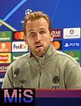 25.11.2025,  Fussball UEFA Championsleague 2025/2026: Pressekonferenz des FC Bayern Mnchen am Tag vor dem Spiel FC Arsenal - FC Bayern Mnchen, im Emirates-Stadion London (England). Harry Kane (FC Bayern Mnchen)  nachdenklich bei der Pressekonferenz
  

