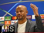 25.11.2025,  Fussball UEFA Championsleague 2025/2026: Pressekonferenz des FC Bayern Mnchen am Tag vor dem Spiel FC Arsenal - FC Bayern Mnchen, im Emirates-Stadion London (England). Trainer Vincent Kompany (FC Bayern Mnchen)    gestikuliert bei der Pressekonferenz
  

