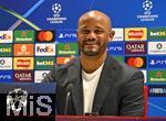 25.11.2025,  Fussball UEFA Championsleague 2025/2026: Pressekonferenz des FC Bayern Mnchen am Tag vor dem Spiel FC Arsenal - FC Bayern Mnchen, im Emirates-Stadion London (England). Trainer Vincent Kompany (FC Bayern Mnchen)   bei der Pressekonferenz
  

