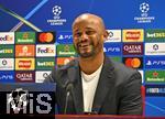 25.11.2025,  Fussball UEFA Championsleague 2025/2026: Pressekonferenz des FC Bayern Mnchen am Tag vor dem Spiel FC Arsenal - FC Bayern Mnchen, im Emirates-Stadion London (England). Trainer Vincent Kompany (FC Bayern Mnchen)   bei der Pressekonferenz
  

