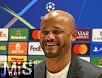 25.11.2025,  Fussball UEFA Championsleague 2025/2026: Pressekonferenz des FC Bayern Mnchen am Tag vor dem Spiel FC Arsenal - FC Bayern Mnchen, im Emirates-Stadion London (England). Trainer Vincent Kompany (FC Bayern Mnchen)    lacht bei der Pressekonferenz
  

