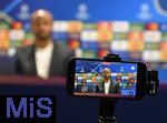 25.11.2025,  Fussball UEFA Championsleague 2025/2026: Pressekonferenz des FC Bayern Mnchen am Tag vor dem Spiel FC Arsenal - FC Bayern Mnchen, im Emirates-Stadion London (England). Trainer Vincent Kompany (FC Bayern Mnchen)   bei der Pressekonferenz
  

