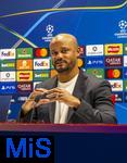 25.11.2025,  Fussball UEFA Championsleague 2025/2026: Pressekonferenz des FC Bayern Mnchen am Tag vor dem Spiel FC Arsenal - FC Bayern Mnchen, im Emirates-Stadion London (England).  Trainer Vincent Kompany (FC Bayern Mnchen) stellt sich den Fagen der Journalisten
  

