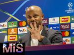 25.11.2025,  Fussball UEFA Championsleague 2025/2026: Pressekonferenz des FC Bayern Mnchen am Tag vor dem Spiel FC Arsenal - FC Bayern Mnchen, im Emirates-Stadion London (England).  Trainer Vincent Kompany (FC Bayern Mnchen) stellt sich den Fagen der Journalisten
  

