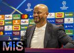 25.11.2025,  Fussball UEFA Championsleague 2025/2026: Pressekonferenz des FC Bayern Mnchen am Tag vor dem Spiel FC Arsenal - FC Bayern Mnchen, im Emirates-Stadion London (England).  Trainer Vincent Kompany (FC Bayern Mnchen) stellt sich gut gelaunt den Fagen der Journalisten
  

