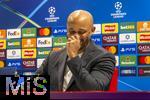 25.11.2025,  Fussball UEFA Championsleague 2025/2026: Pressekonferenz des FC Bayern Mnchen am Tag vor dem Spiel FC Arsenal - FC Bayern Mnchen, im Emirates-Stadion London (England).  Trainer Vincent Kompany (FC Bayern Mnchen) stellt sich den Fagen der Journalisten
  

