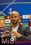25.11.2025,  Fussball UEFA Championsleague 2025/2026: Pressekonferenz des FC Bayern Mnchen am Tag vor dem Spiel FC Arsenal - FC Bayern Mnchen, im Emirates-Stadion London (England).  Trainer Vincent Kompany (FC Bayern Mnchen) stellt sich den Fagen der Journalisten
  

