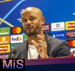 25.11.2025,  Fussball UEFA Championsleague 2025/2026: Pressekonferenz des FC Bayern Mnchen am Tag vor dem Spiel FC Arsenal - FC Bayern Mnchen, im Emirates-Stadion London (England).  Trainer Vincent Kompany (FC Bayern Mnchen) stellt sich den Fagen der Journalisten
  

