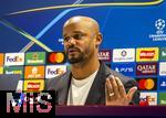25.11.2025,  Fussball UEFA Championsleague 2025/2026: Pressekonferenz des FC Bayern M�nchen am Tag vor dem Spiel FC Arsenal - FC Bayern M�nchen, im Emirates-Stadion London (England). Trainer Vincent Kompany (FC Bayern M�nchen) steht Rede und Antwort f�r die Journalisten.
  

